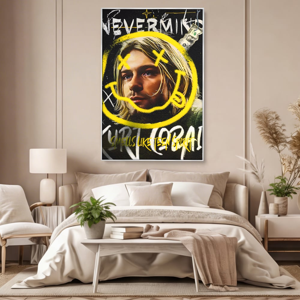 Tablou canvas cu tablou canvas cu portretul lui kurt cobain, in rama de aluminiu argintiu, pe perete intr-un dormitor